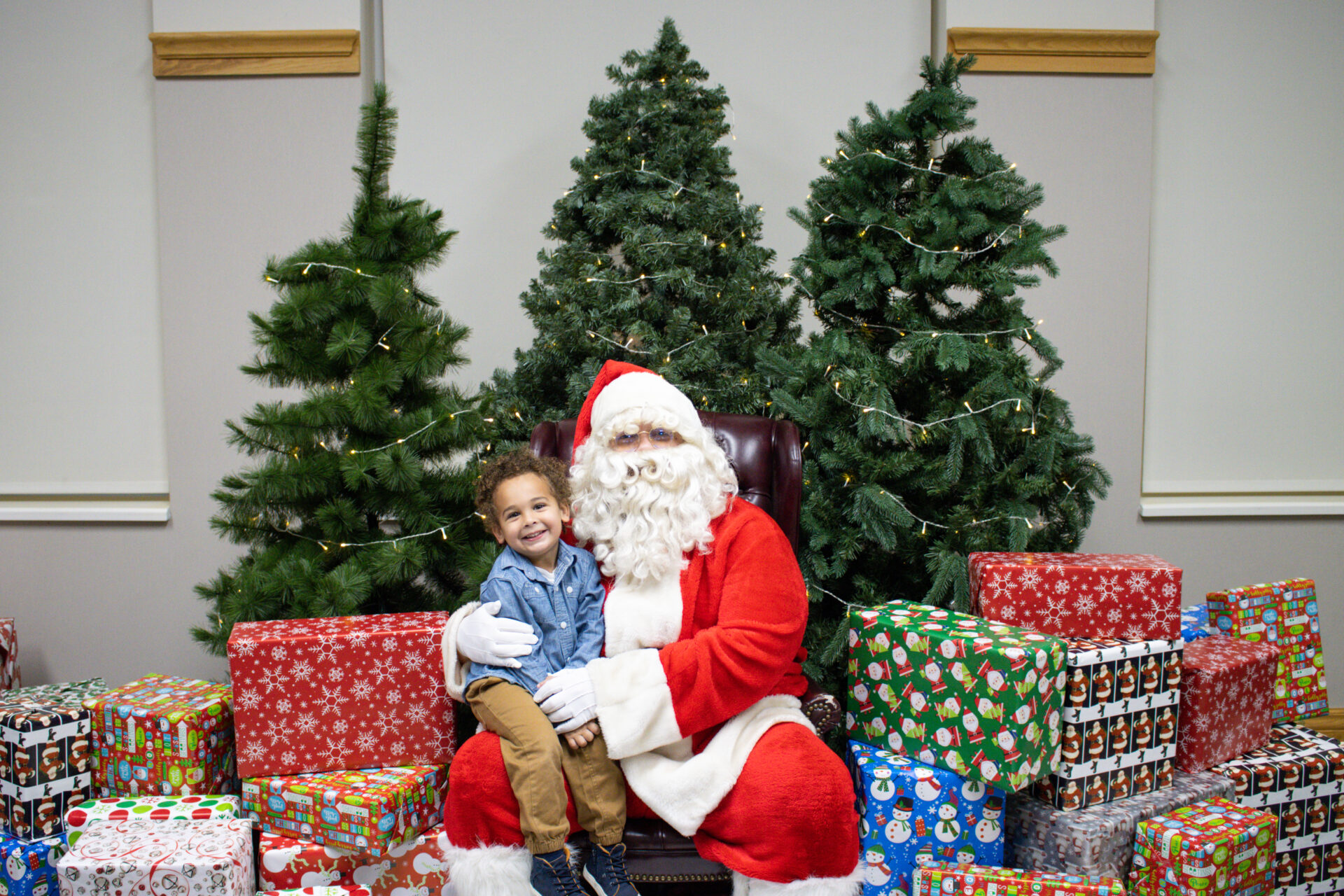 Photo of Santa with child.